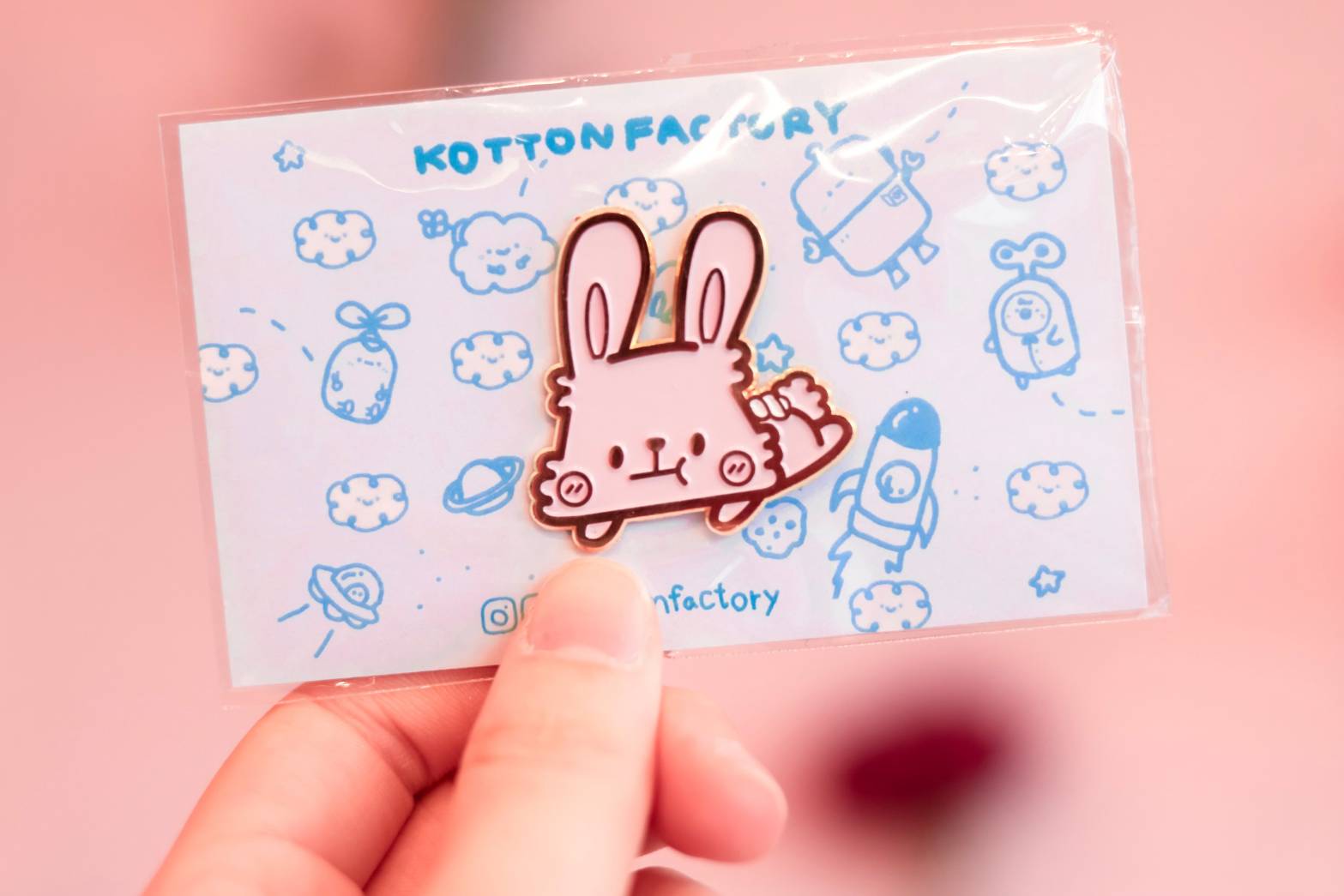 Enamel Pin : Robin 